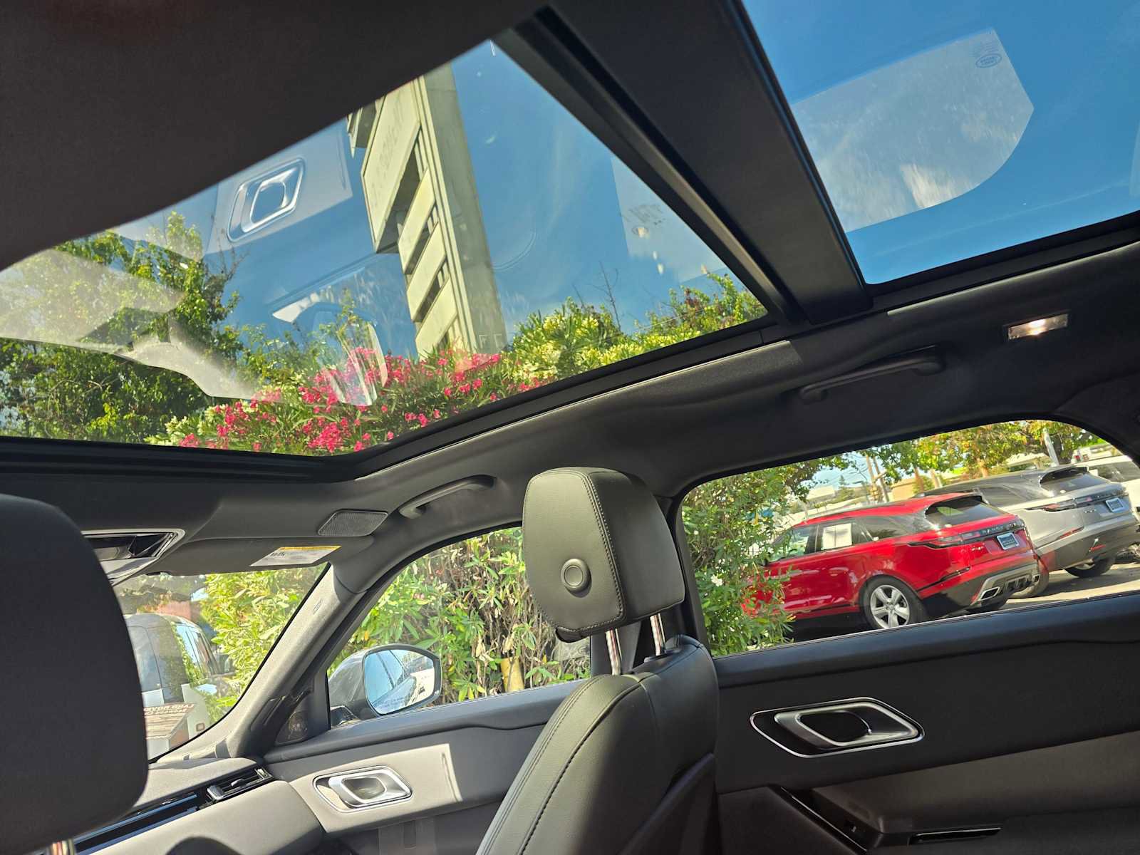 Certified 2025 Land Rover Range Rover Velar Dynamic SE image 21