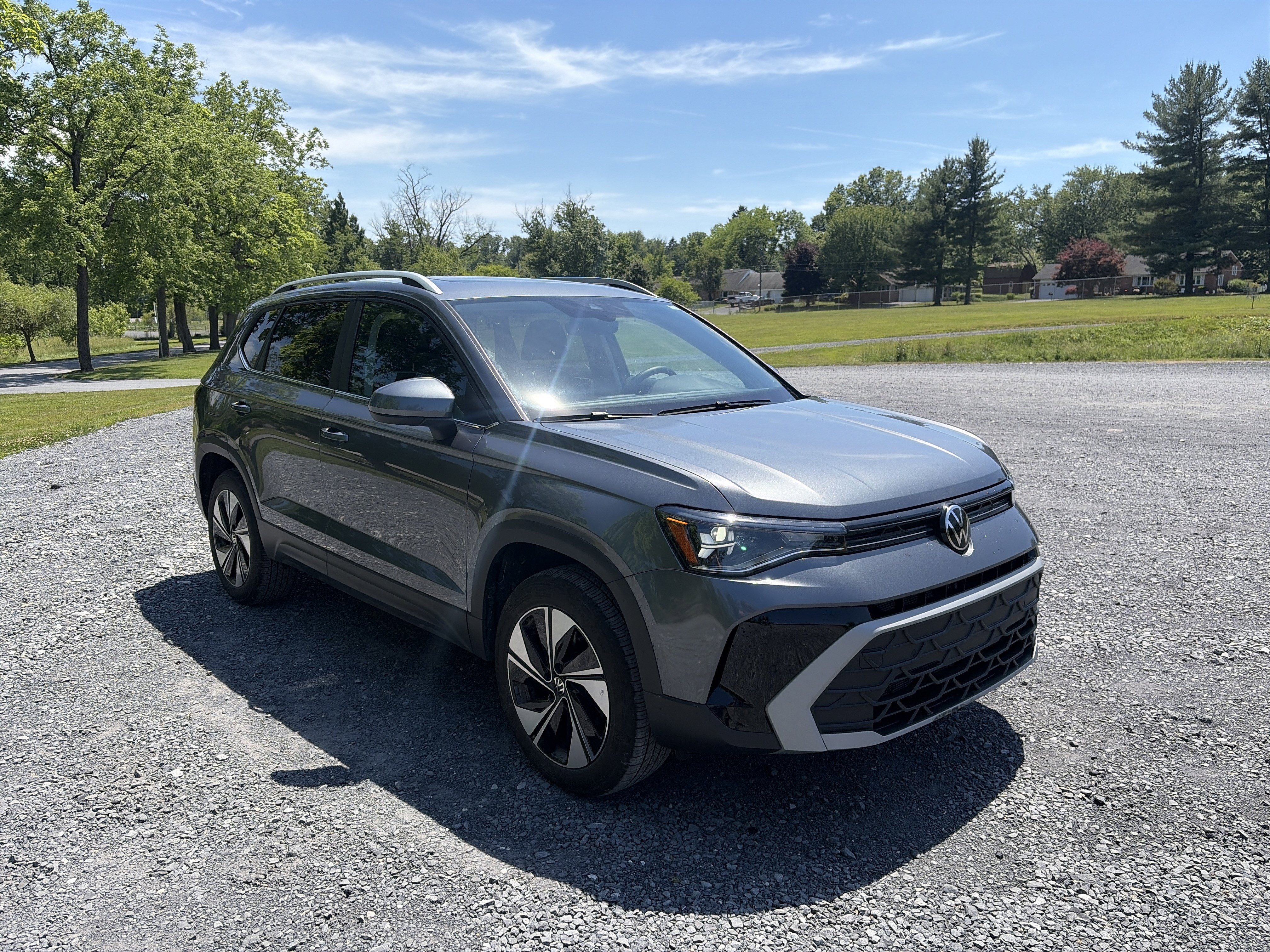Used 2025 Volkswagen Taos SE w/ Panoramic Sunroof Package AWD/4WD image 3