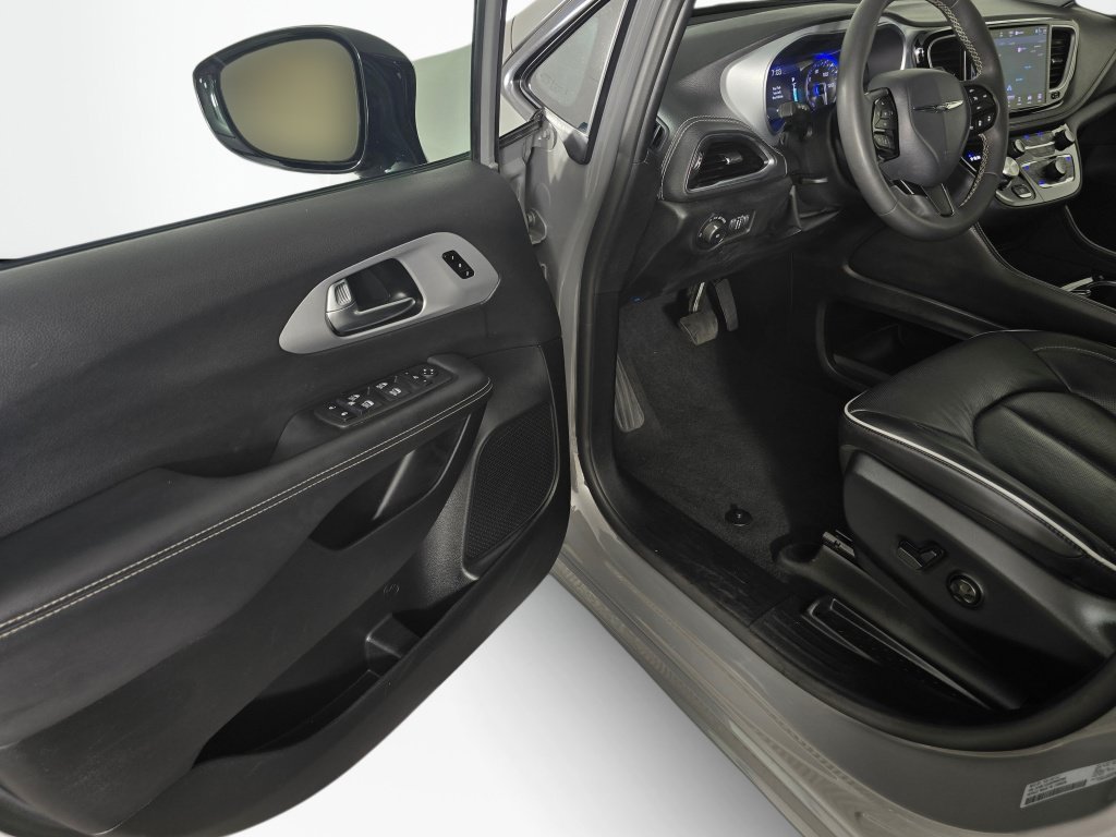 Used 2025 Chrysler Pacifica Limited FWD image 24
