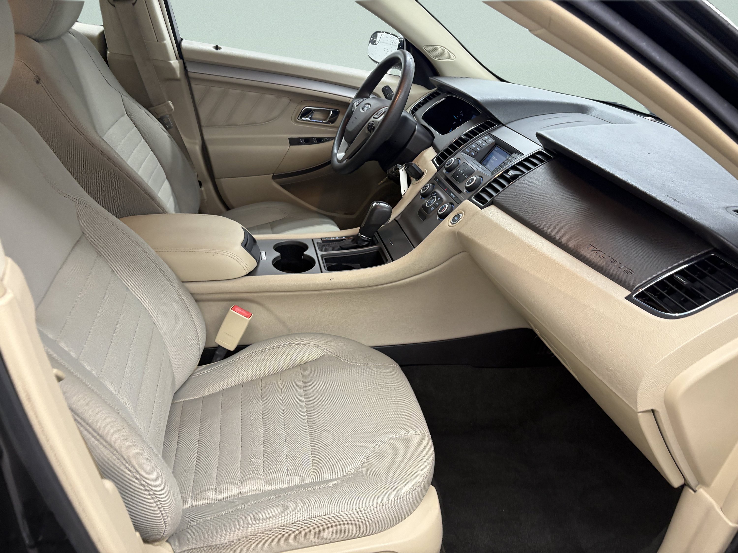 Used 2015 Ford Taurus SE FWD image 20