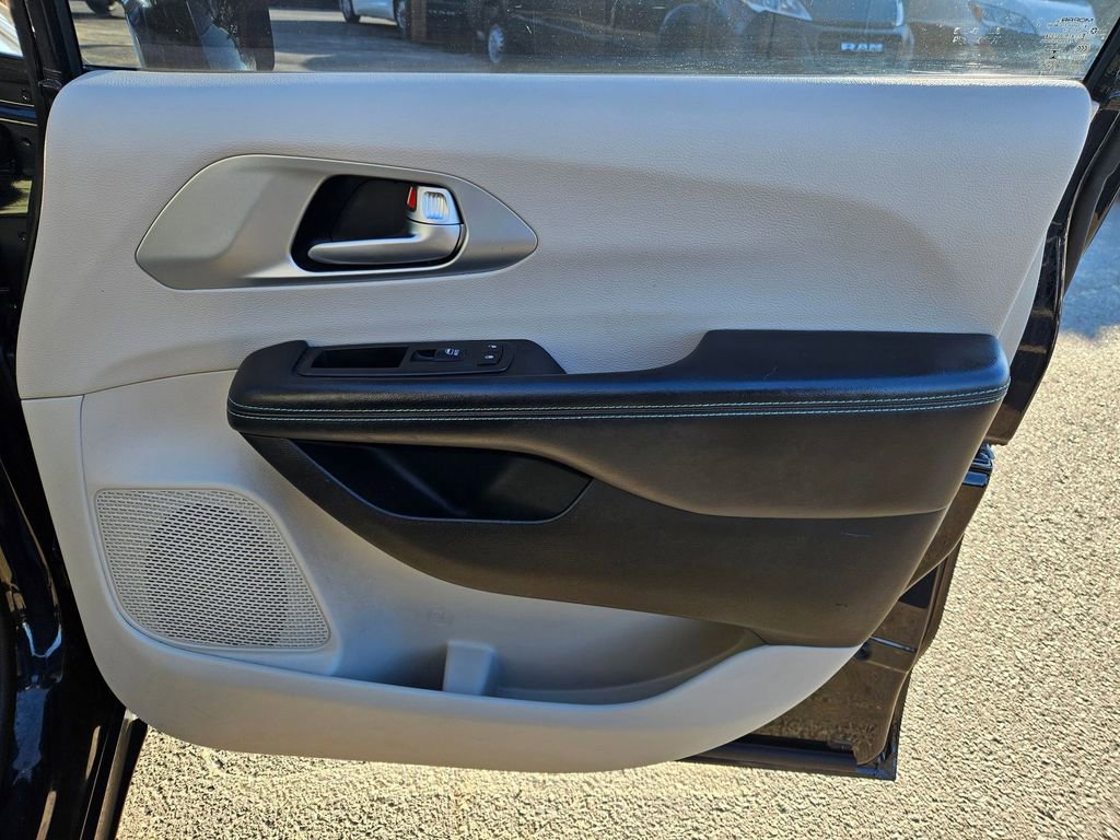 Certified 2018 Chrysler Pacifica Touring-L image 18