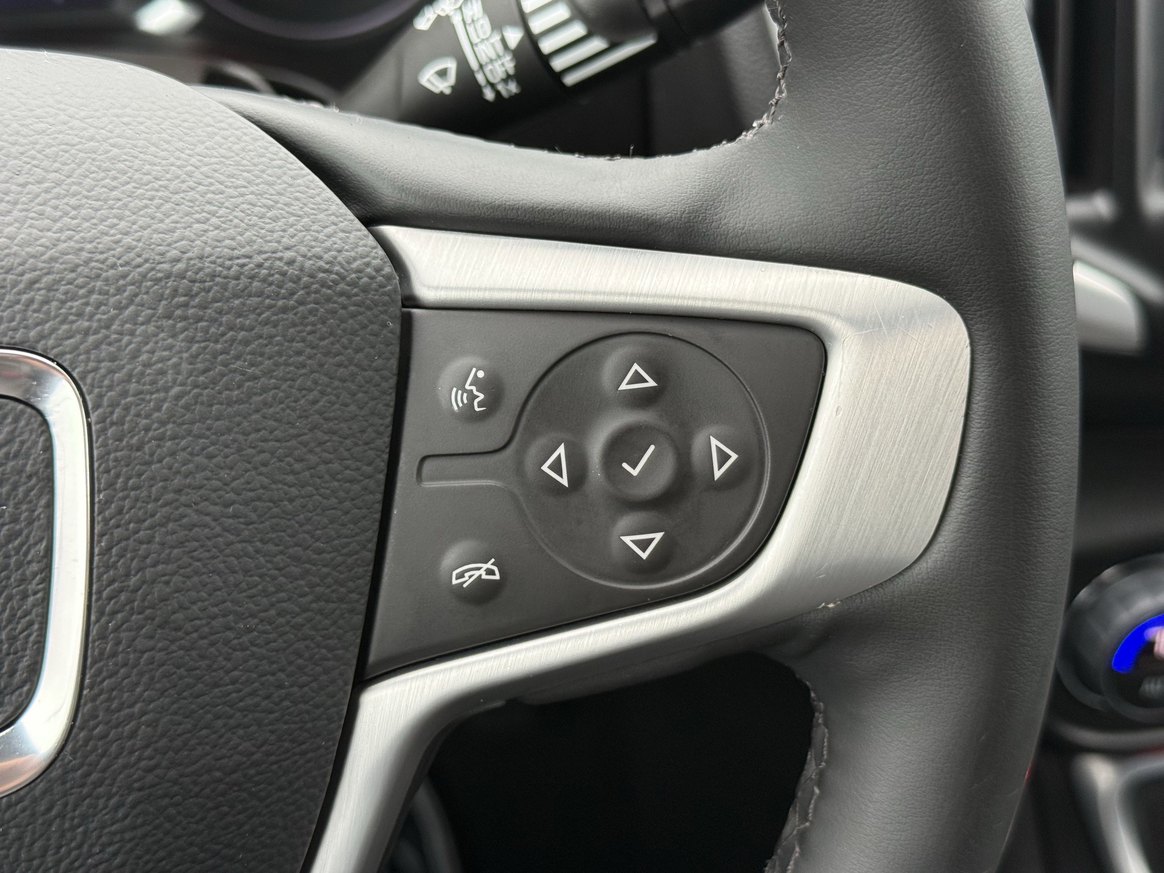 Used 2024 GMC Terrain SLT image 17