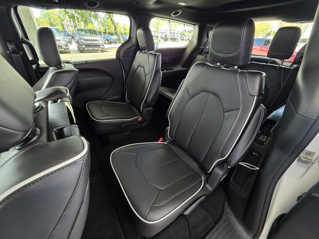 New 2026 Chrysler Pacifica Limited w/ Uconnect Theater Family Group image 10