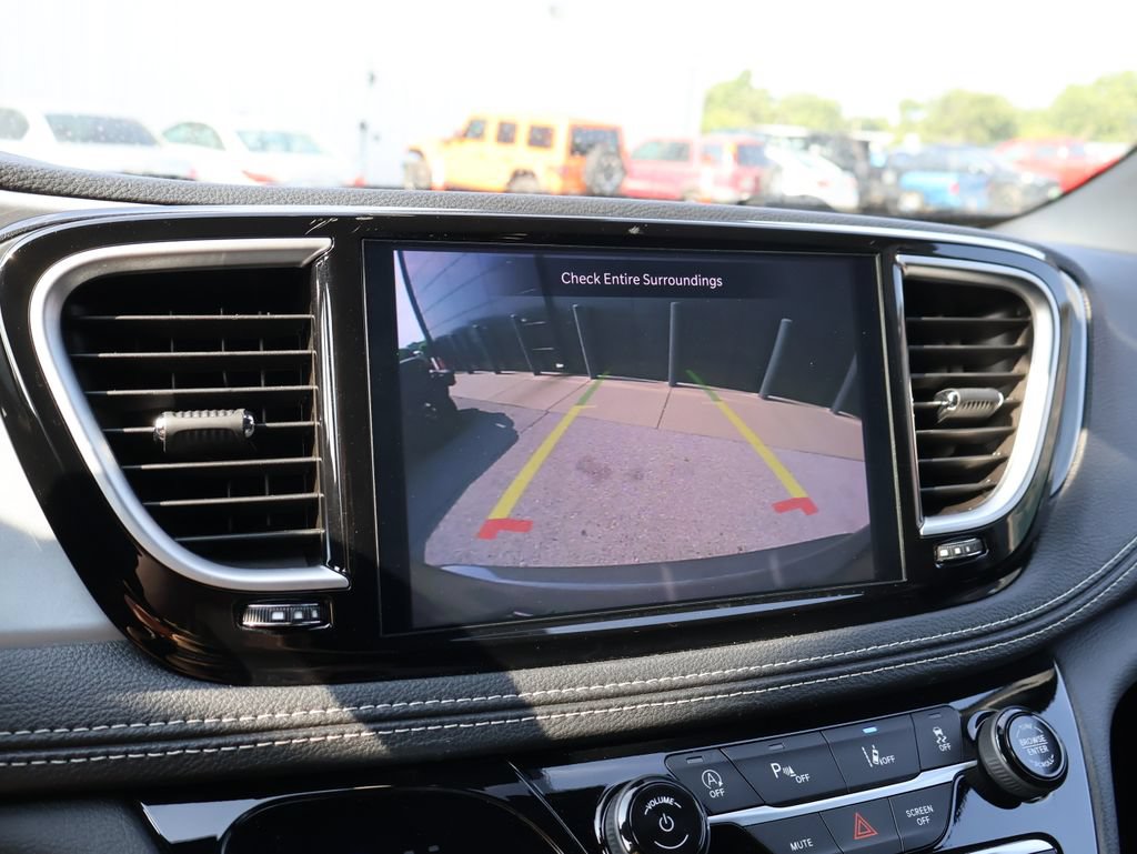 Used 2025 Chrysler Pacifica Limited FWD image 34
