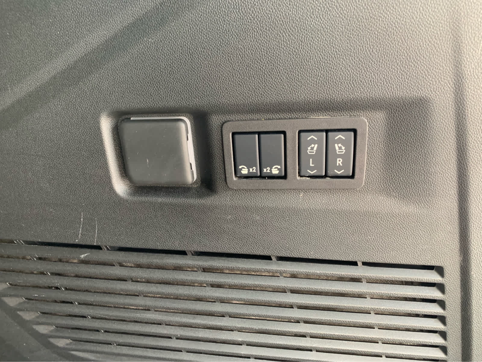 Used 2025 GMC Yukon Denali Ultimate AWD/4WD image 7