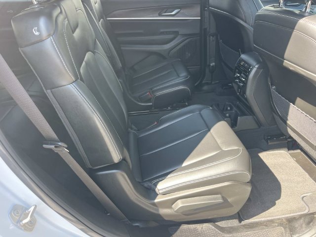 Used 2025 Jeep Grand Cherokee L Limited AWD/4WD image 23