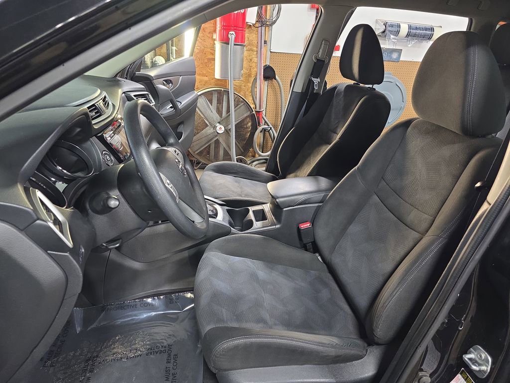 Used 2016 Nissan Rogue SV image 14