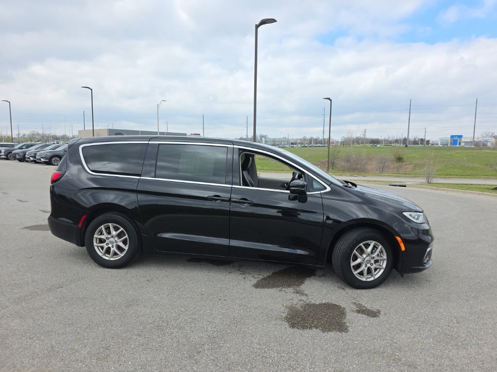 Used 2024 Chrysler Pacifica Touring-L image 4