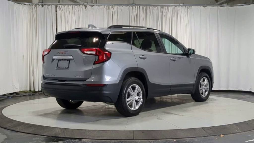Used 2023 GMC Terrain SLE w/ Driver Convenience Package AWD/4WD image 10