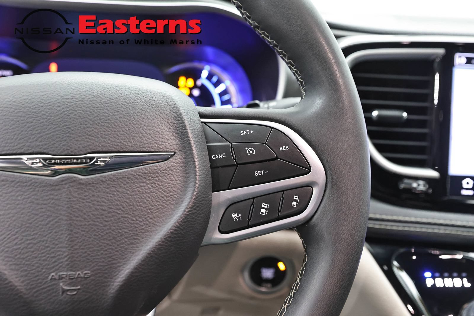 Used 2023 Chrysler Pacifica Touring-L FWD image 16