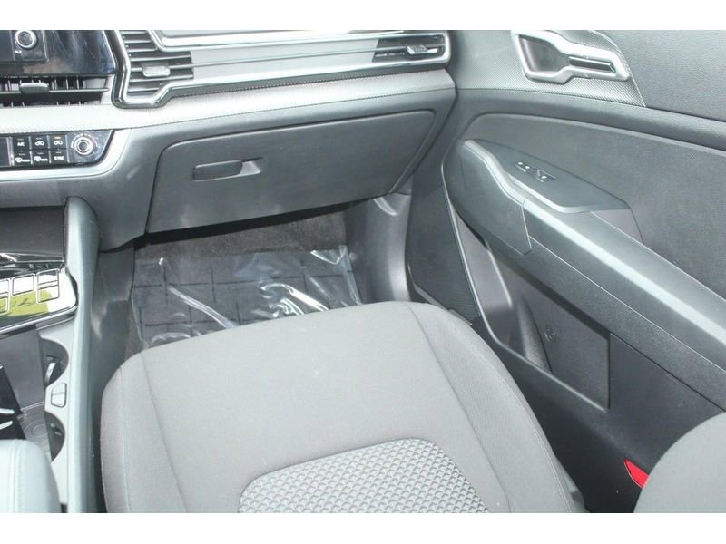 Used 2025 Kia Sportage LX image 17