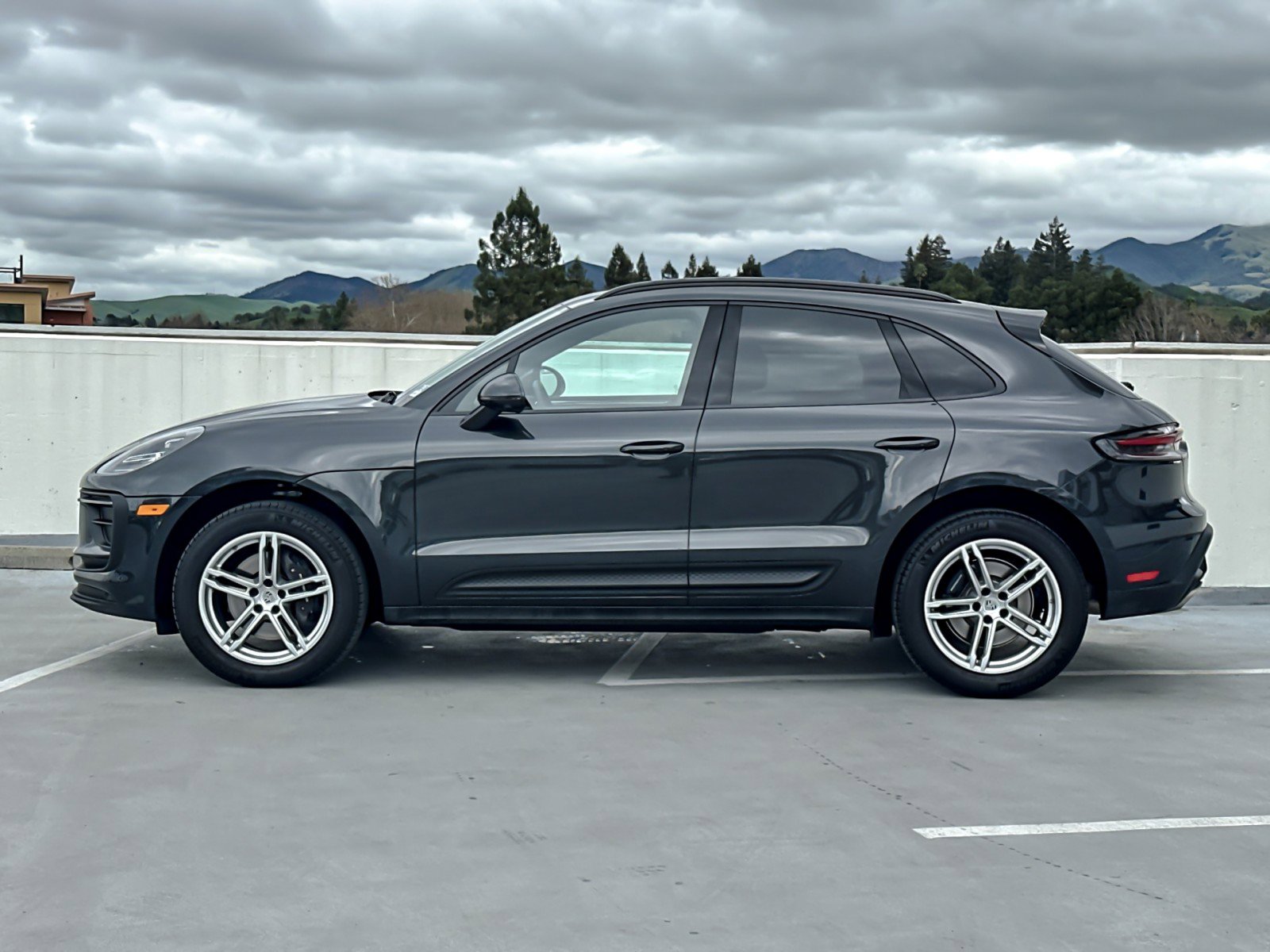 Used 2025 Porsche Macan image 2