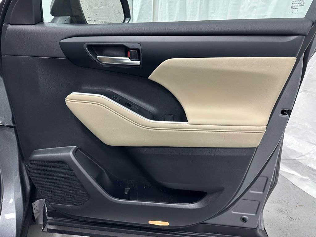 Used 2025 Toyota Highlander XLE image 63