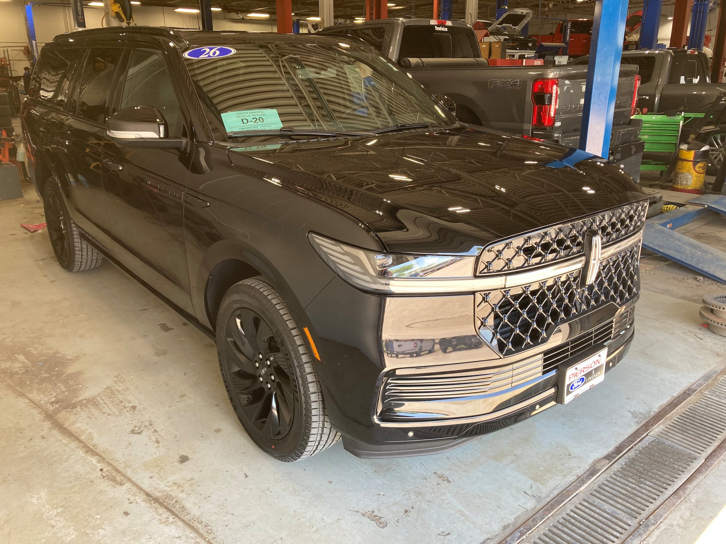Used 2026 Lincoln Navigator L Reserve w/ Jet Appearance Package AWD/4WD image 3