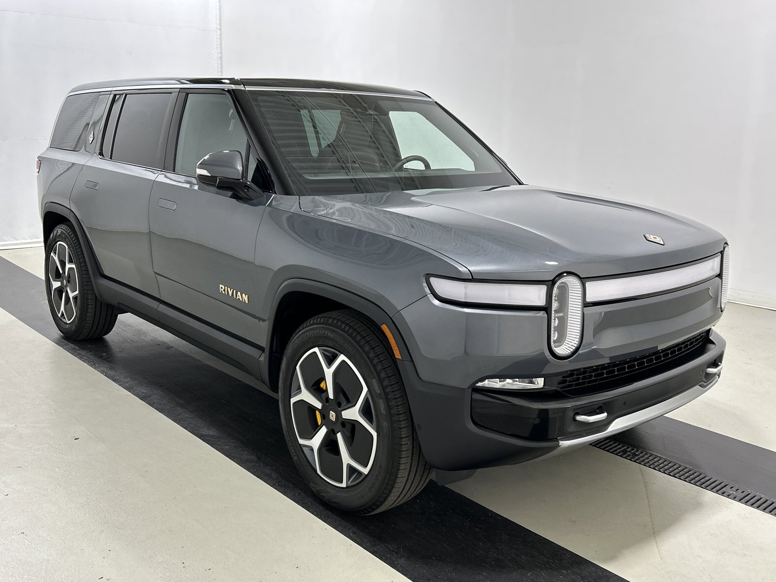 Used 2024 Rivian R1S Adventure image 7