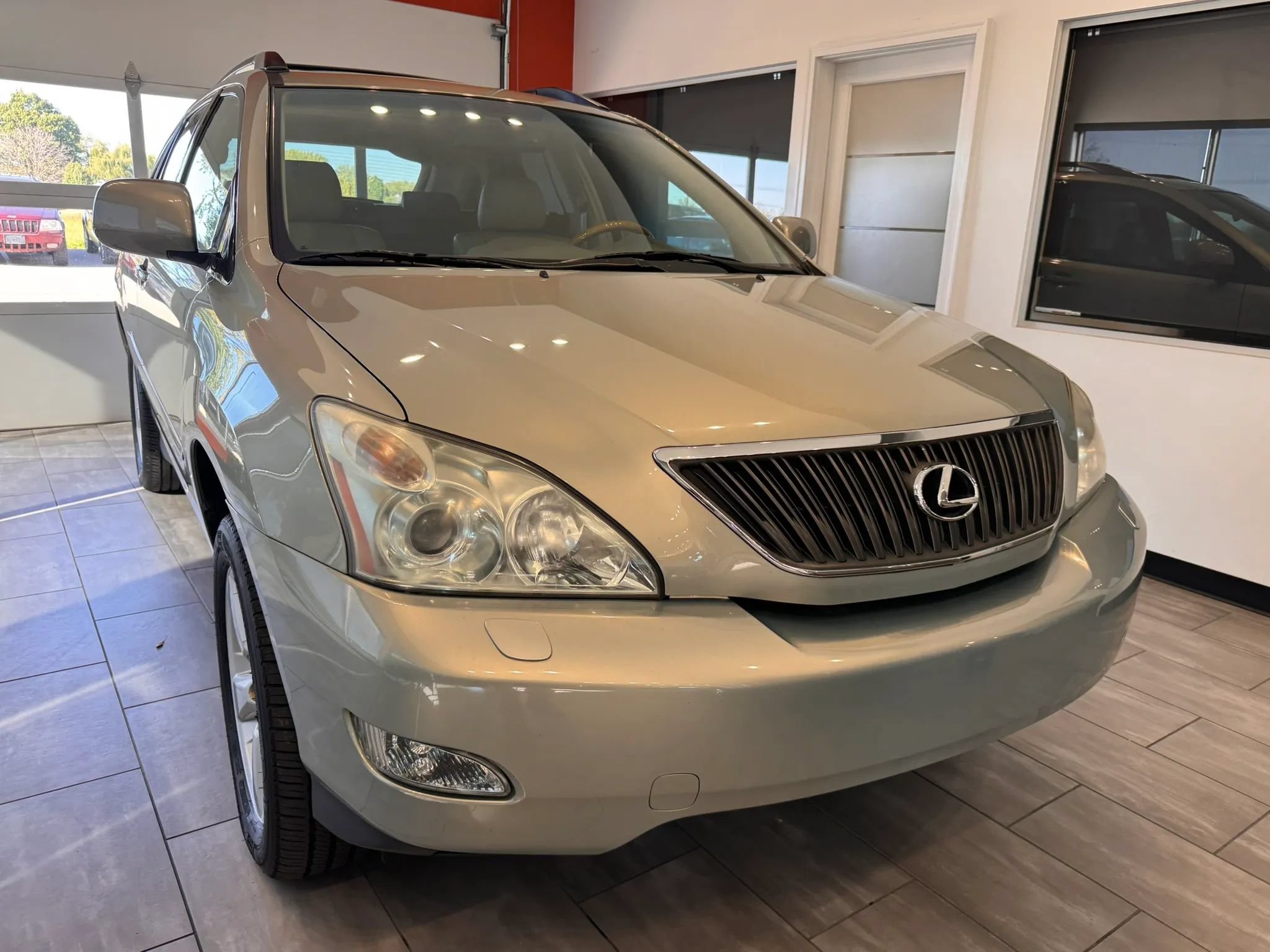 Used 2004 Lexus RX 330 w/ Premium Plus Pkg FWD image 2