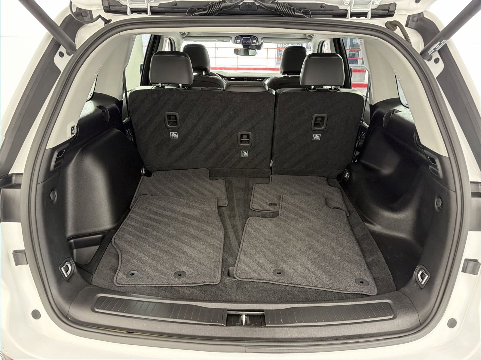 Used 2023 Jeep Grand Cherokee Limited w/ Black Appearance Package image 26