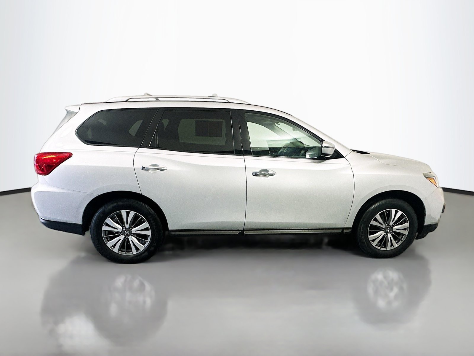 Used 2018 Nissan Pathfinder SV AWD/4WD image 8