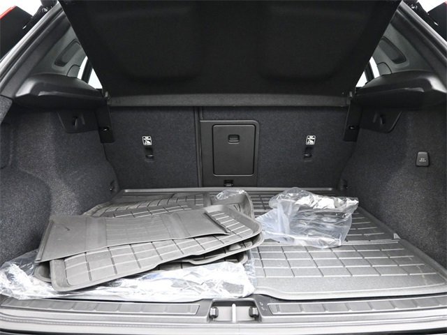 Used 2024 Volvo XC40 B5 Plus w/ Climate Package image 32