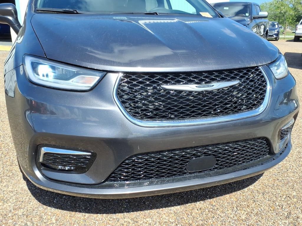 Used 2023 Chrysler Pacifica Touring-L image 9