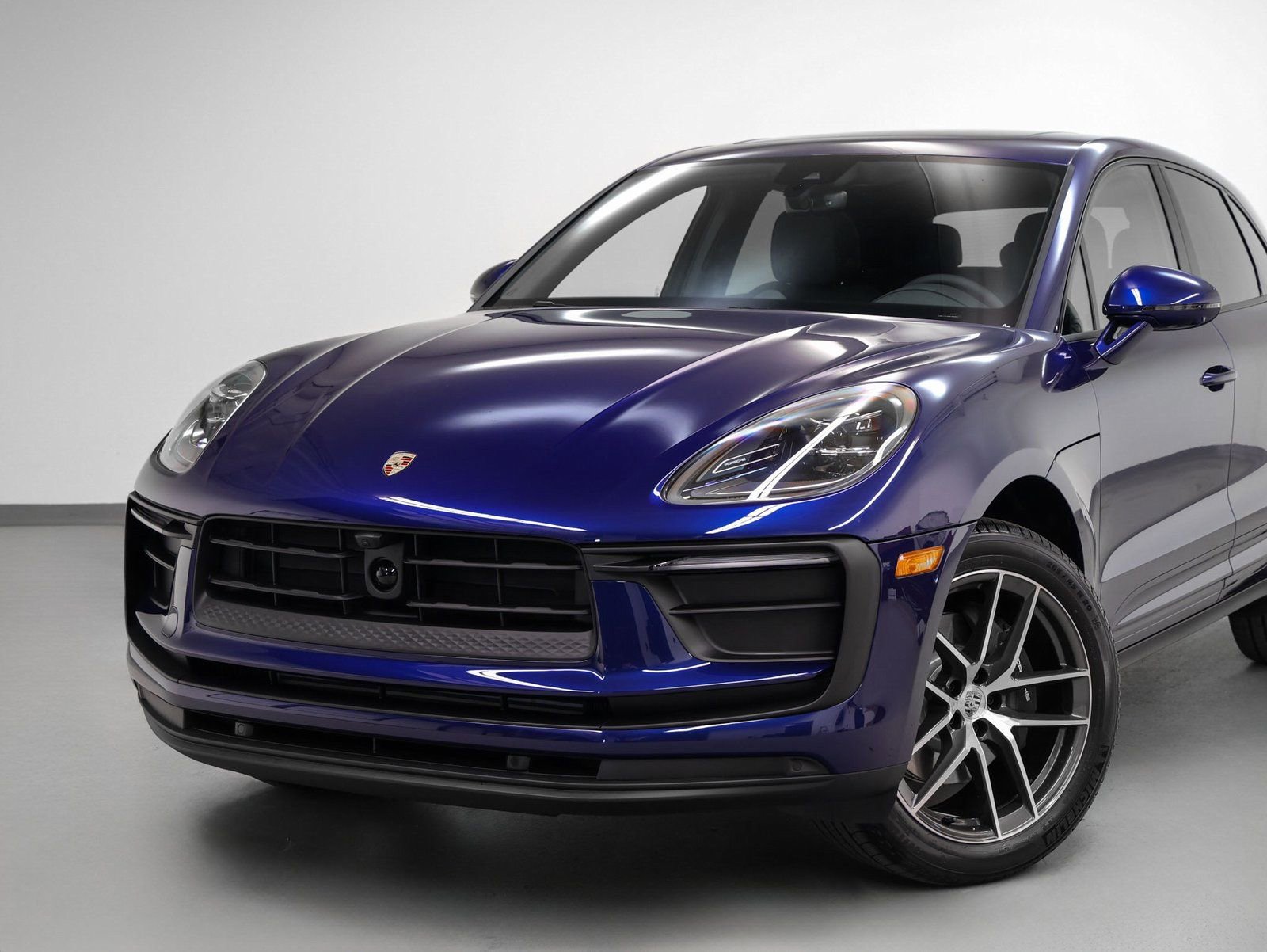 Certified 2025 Porsche Macan image 7