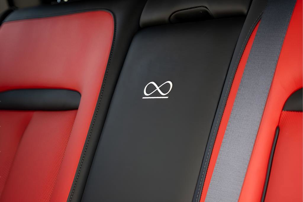 Used 2022 Rolls-Royce Cullinan Black Badge image 40