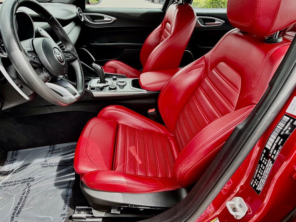 Used 2023 Alfa Romeo Giulia Veloce RWD image 18