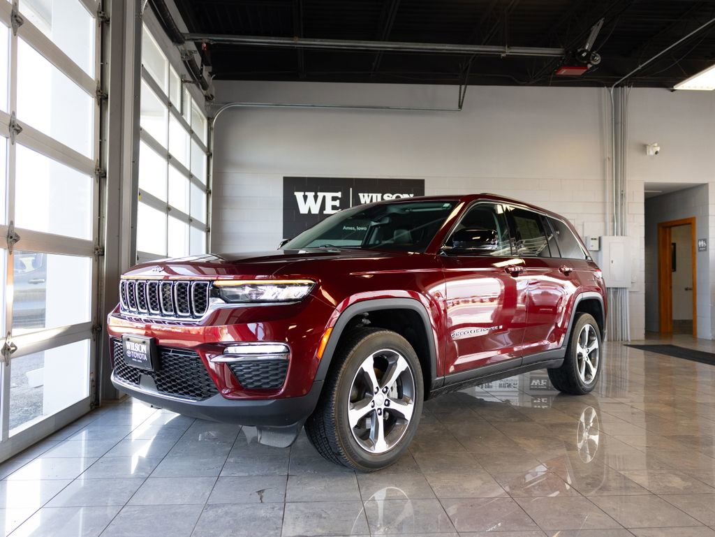 Used 2023 Jeep Grand Cherokee Limited w/ Trailer Tow Prep Group (B) AWD/4WD image 2