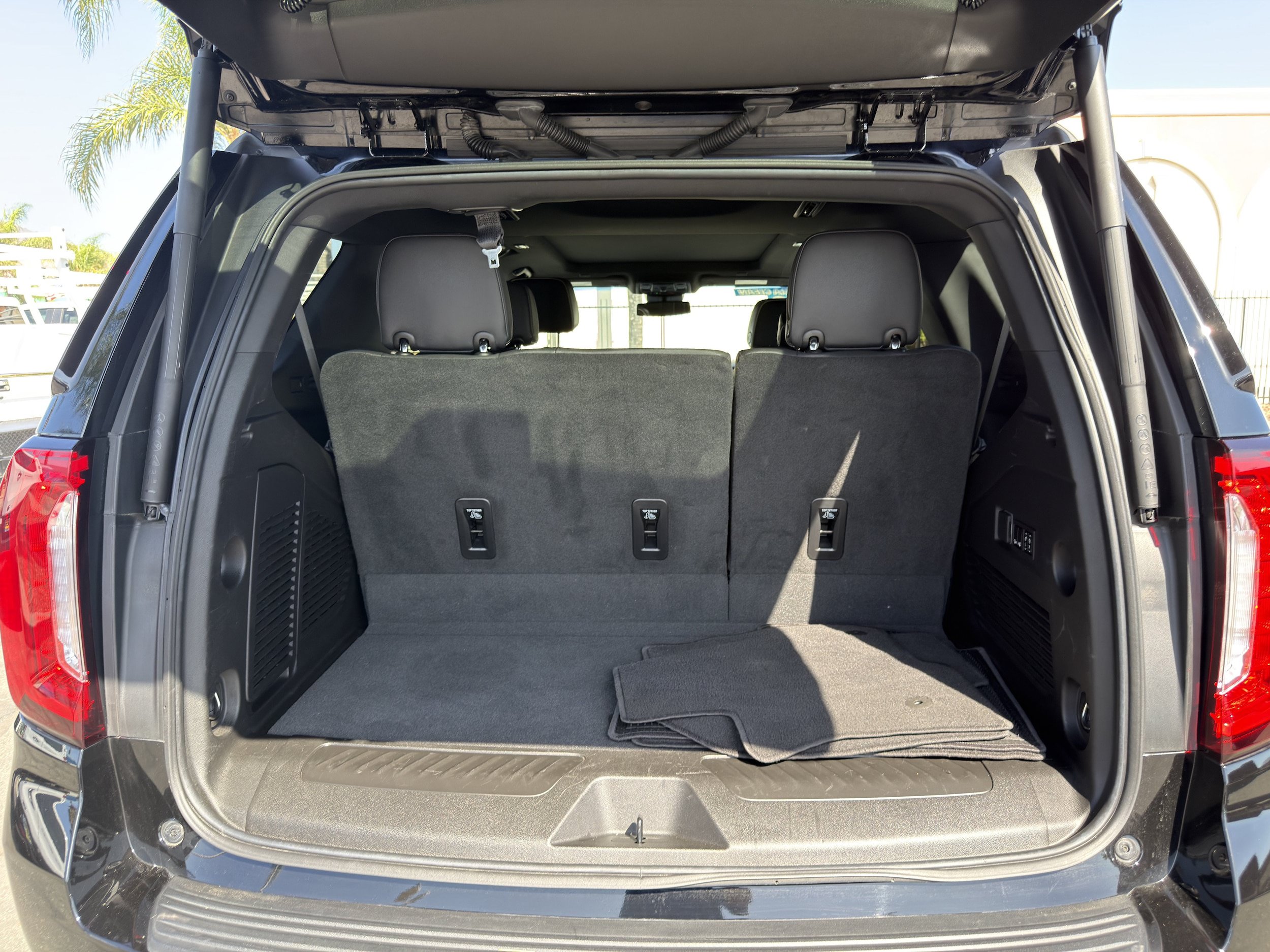 Used 2023 GMC Yukon SLT w/ SLT Luxury Package AWD/4WD image 16
