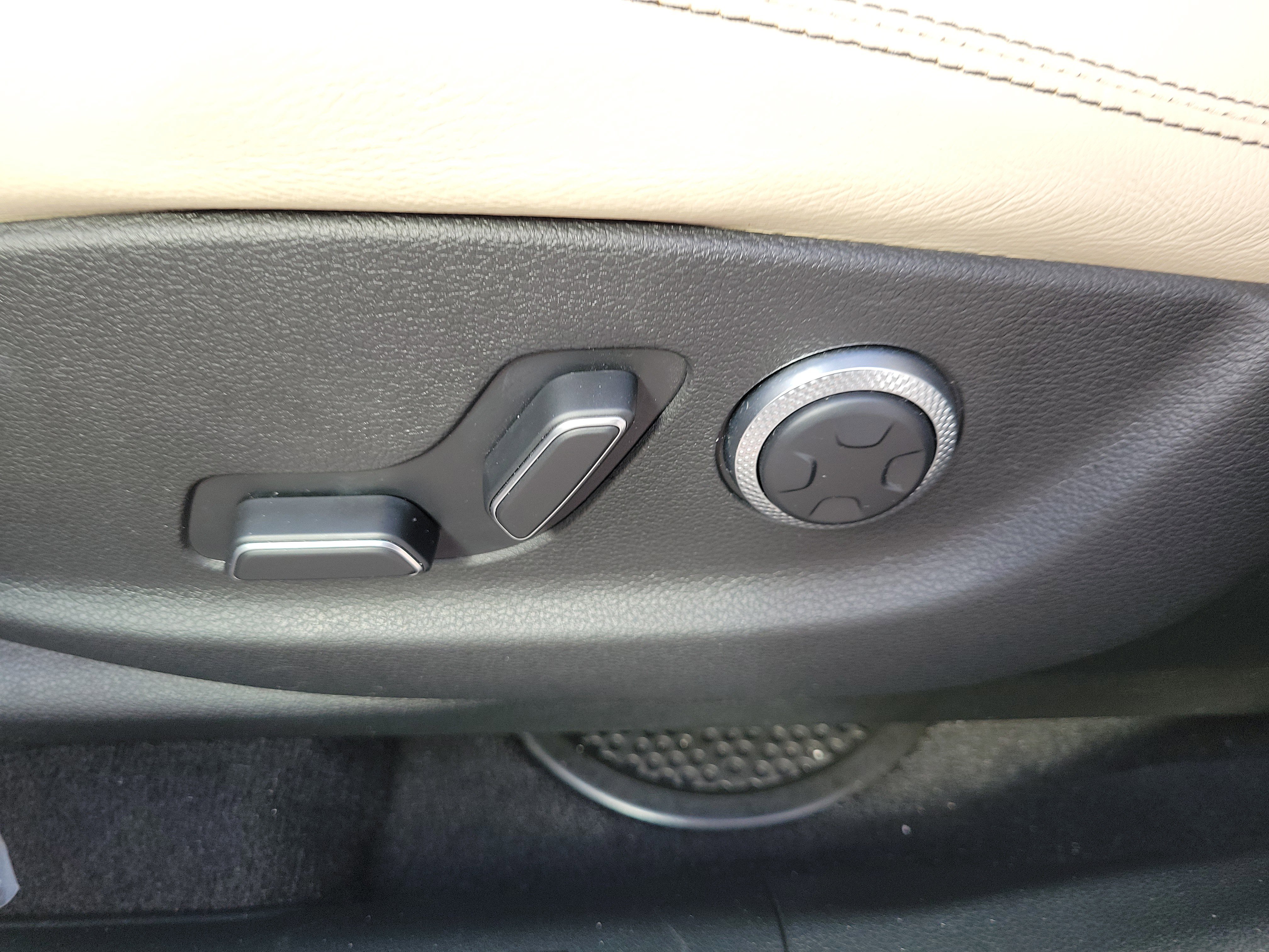 Used 2023 Genesis GV70 2.5T w/ Advanced Package image 15