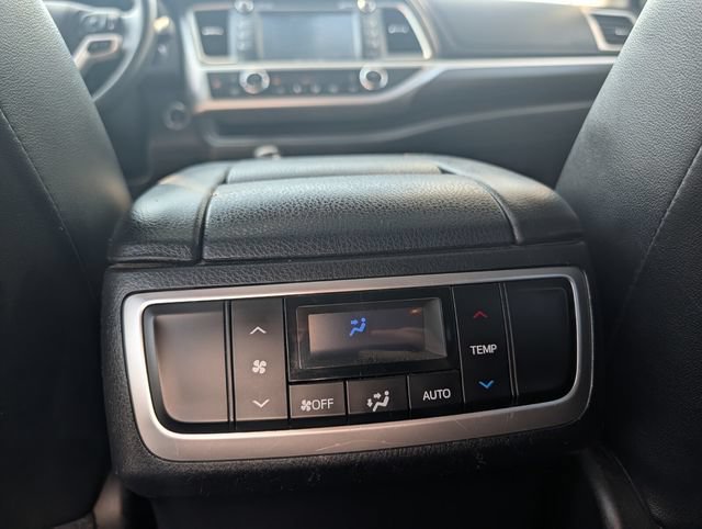 Used 2018 Toyota Highlander SE FWD image 19