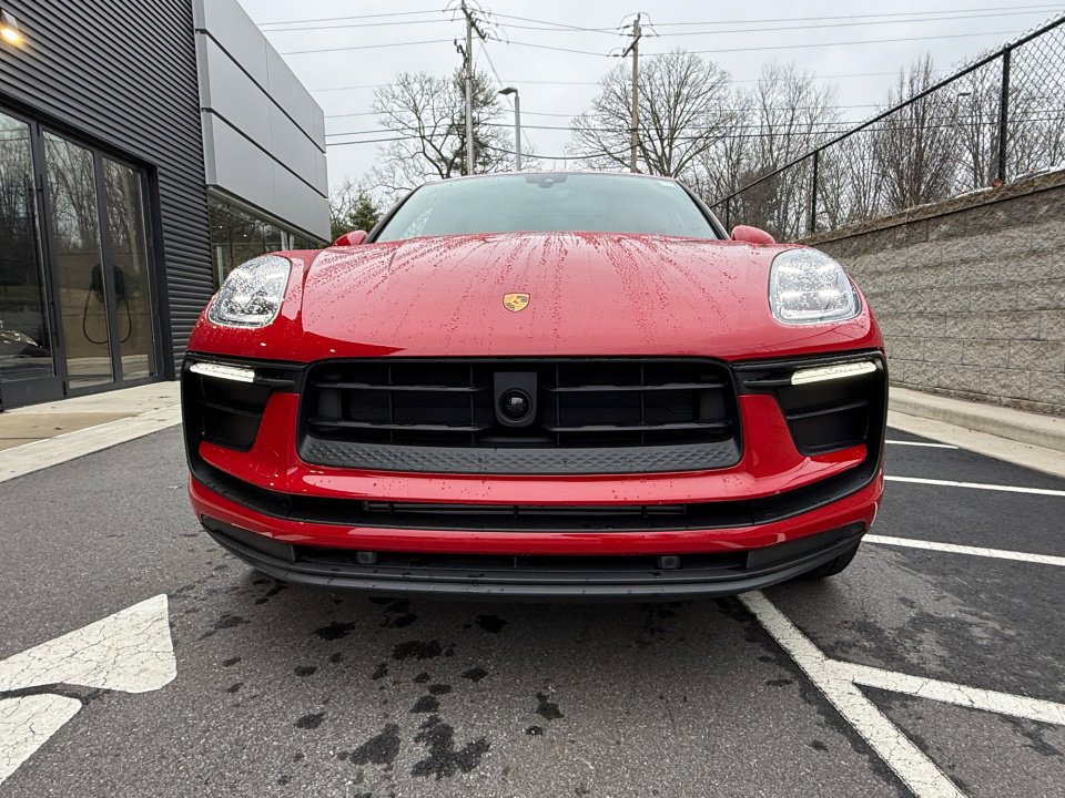 Certified 2025 Porsche Macan image 10