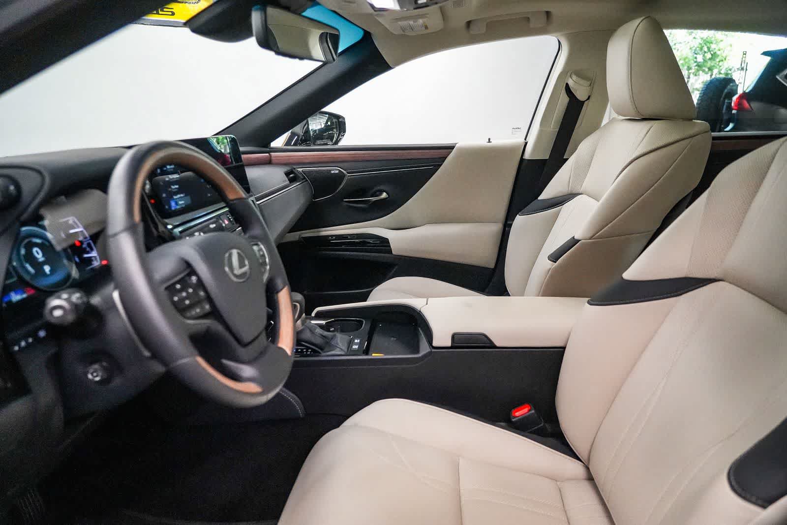 Used 2025 Lexus ES 300h w/ Accessory Package (Z2) FWD image 18