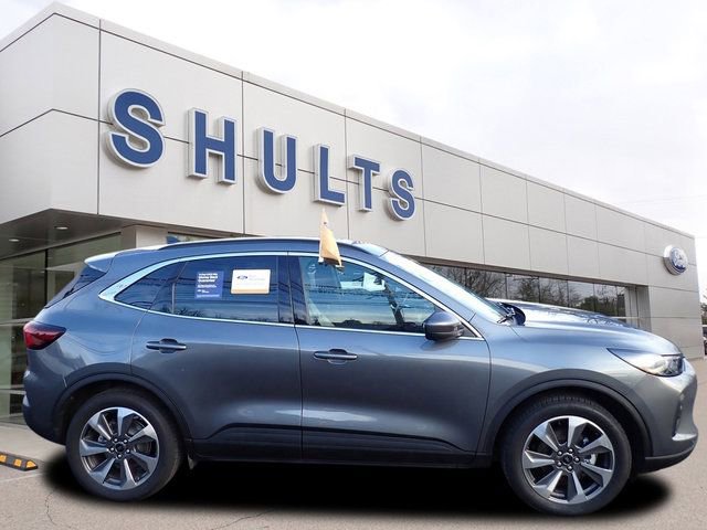 Certified 2025 Ford Escape Platinum w/ Premium Technology Package image 4