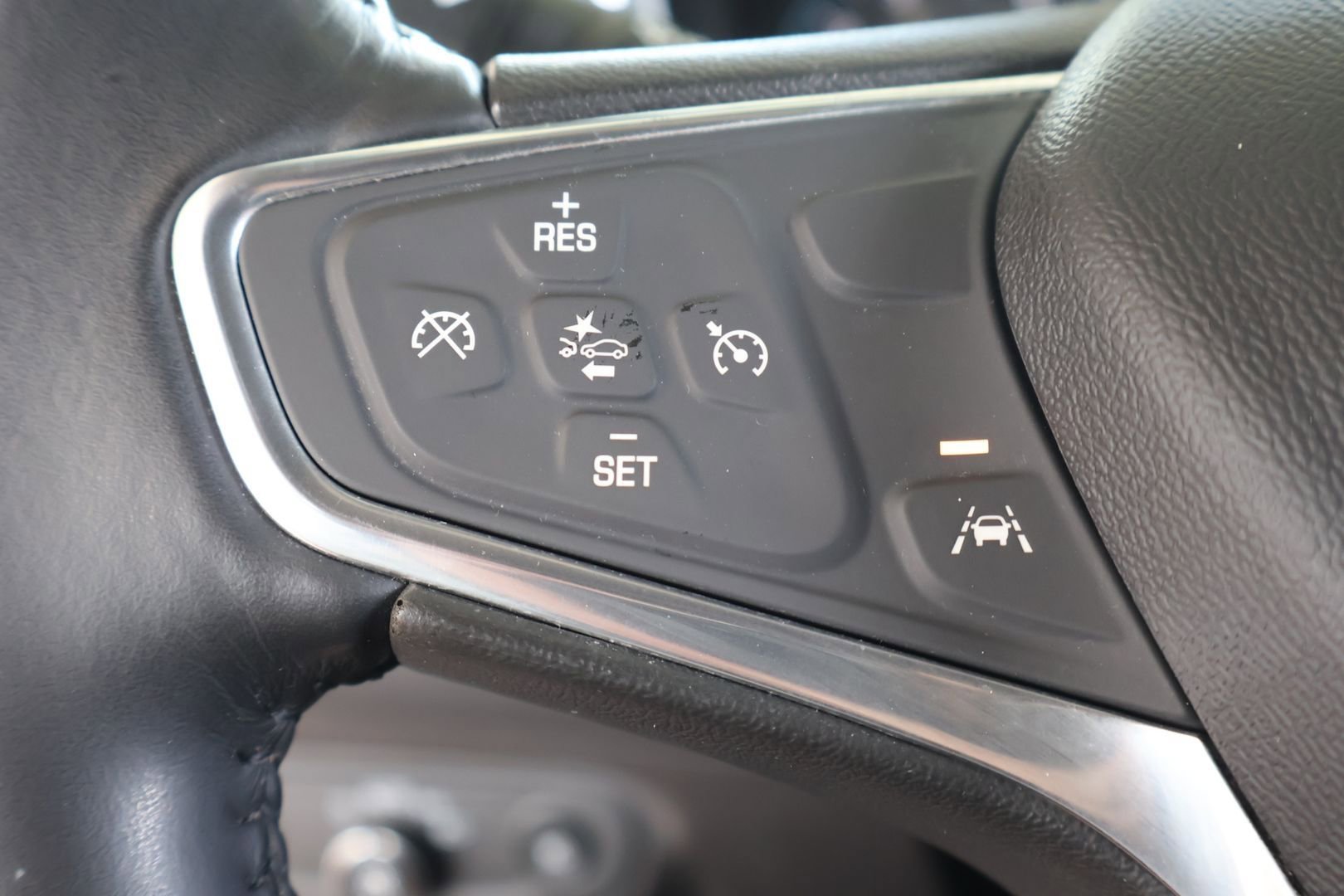 Used 2020 Chevrolet Equinox LT w/ Sport Edition image 23