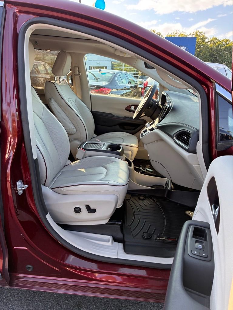 Used 2017 Chrysler Pacifica Limited FWD image 29