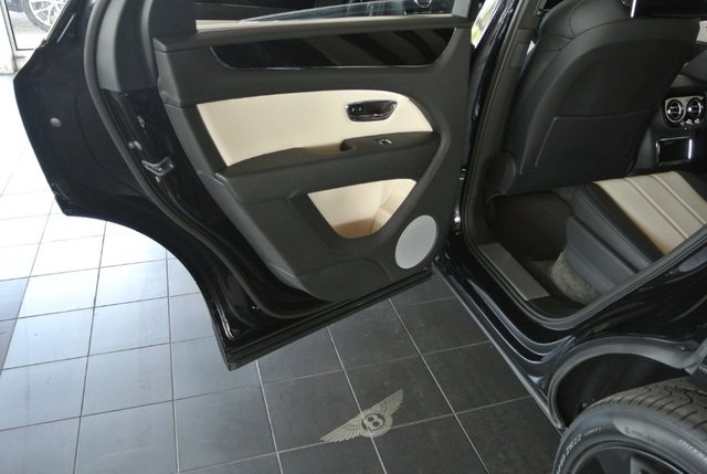 Used 2023 Bentley Bentayga AWD/4WD image 23