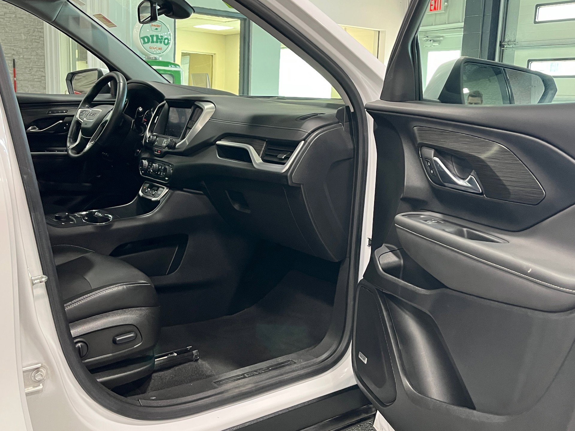 Certified 2022 GMC Terrain SLT w/ Infotainment Package II image 8