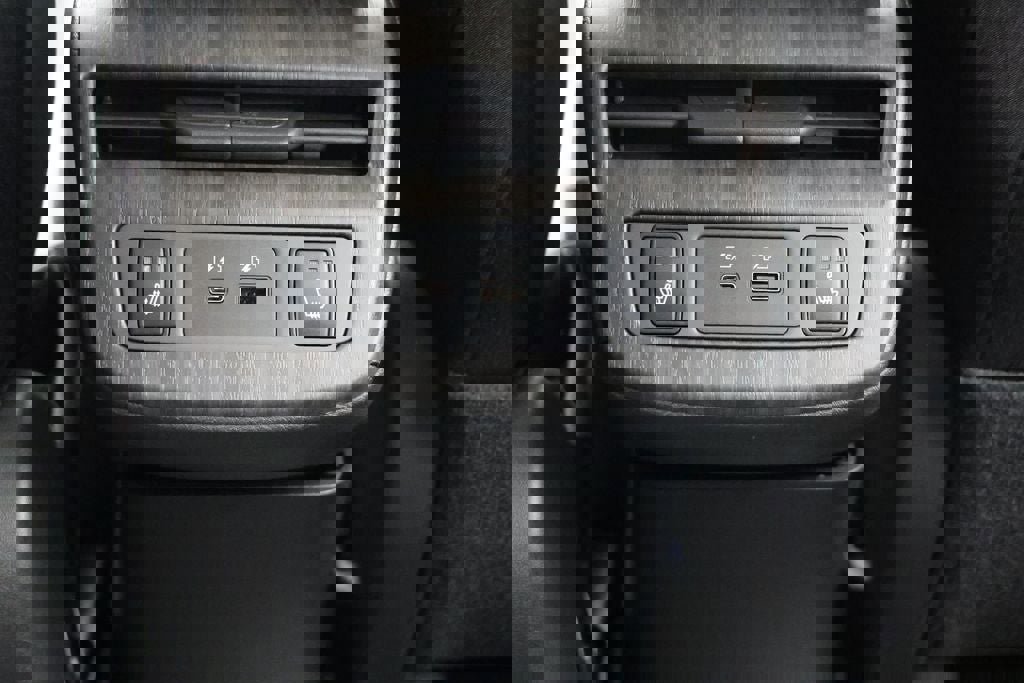 Used 2024 Nissan Ariya AWD image 12