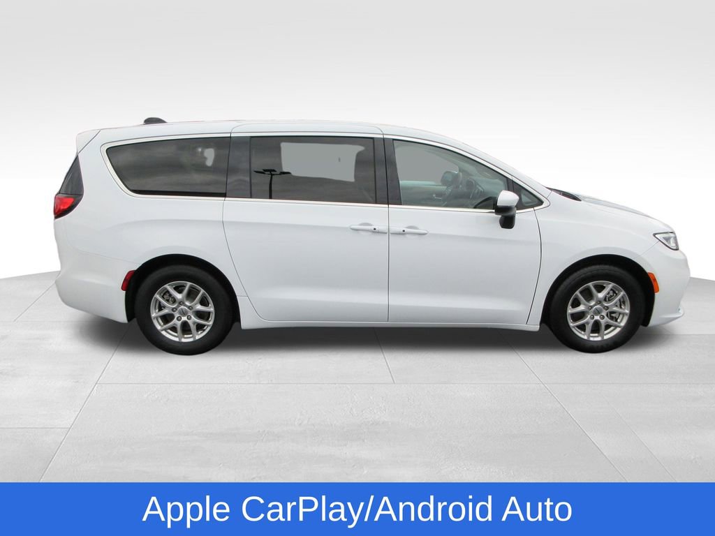 Used 2023 Chrysler Pacifica Touring-L FWD image 7