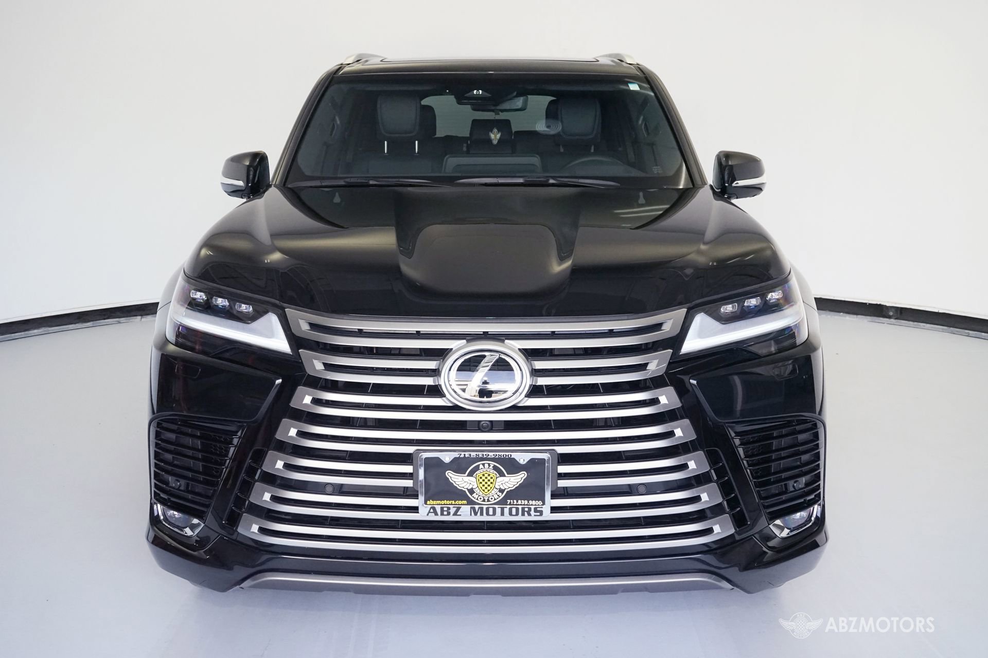 Used 2025 Lexus LX 600 4WD w/ Accessory Package (2T) image 3