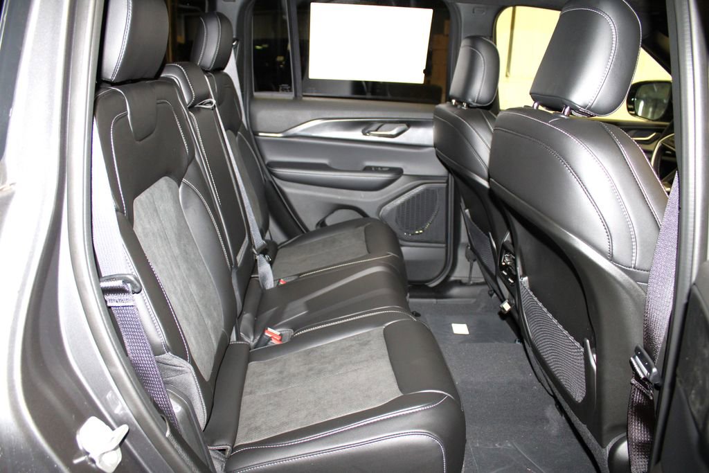 New 2025 Jeep Grand Cherokee Altitude image 31