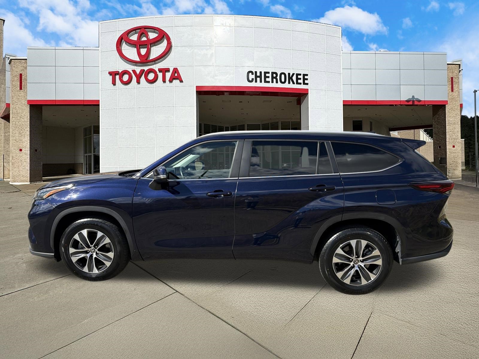 Used 2024 Toyota Highlander XLE FWD image 8
