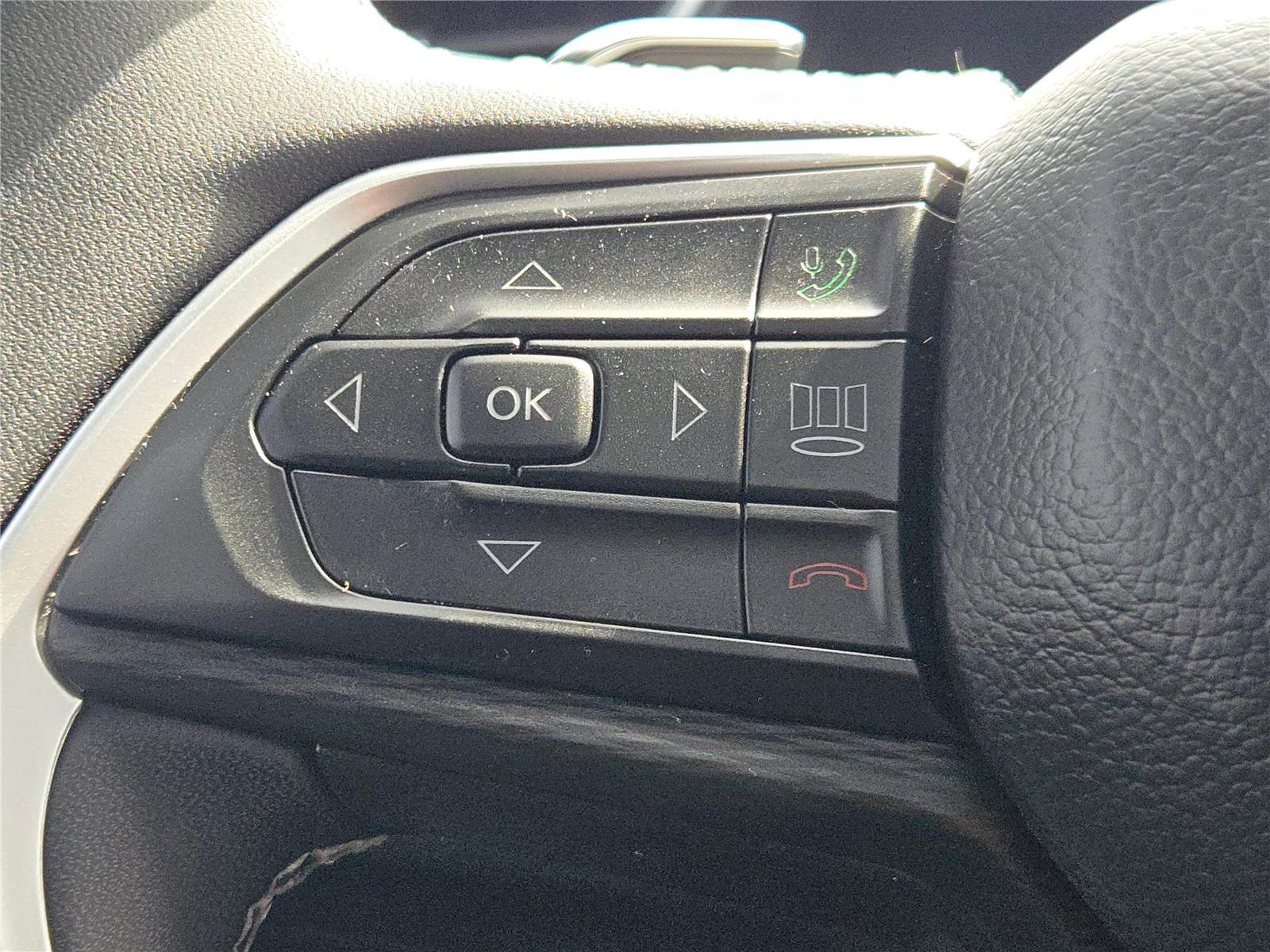 Used 2024 Jeep Grand Cherokee Laredo X image 34