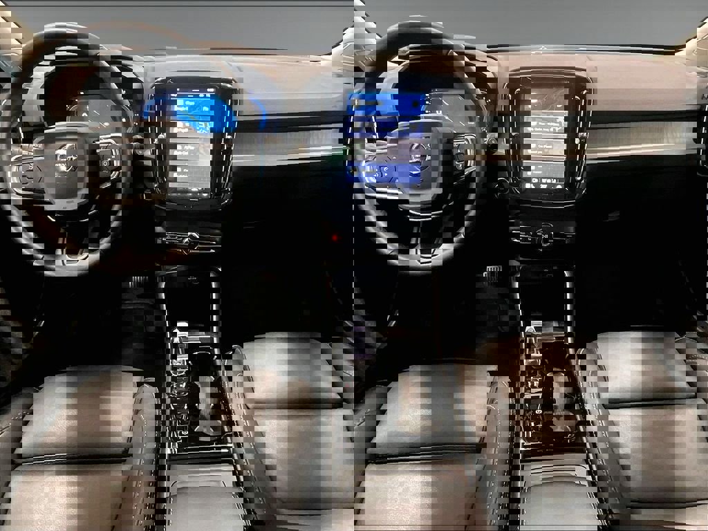 Used 2025 Volvo XC40 B5 Plus image 16