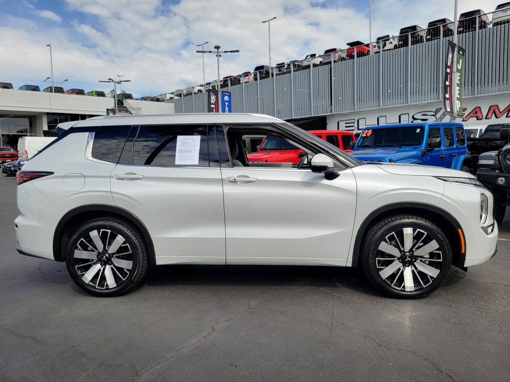 Used 2025 Mitsubishi Outlander AWD image 32
