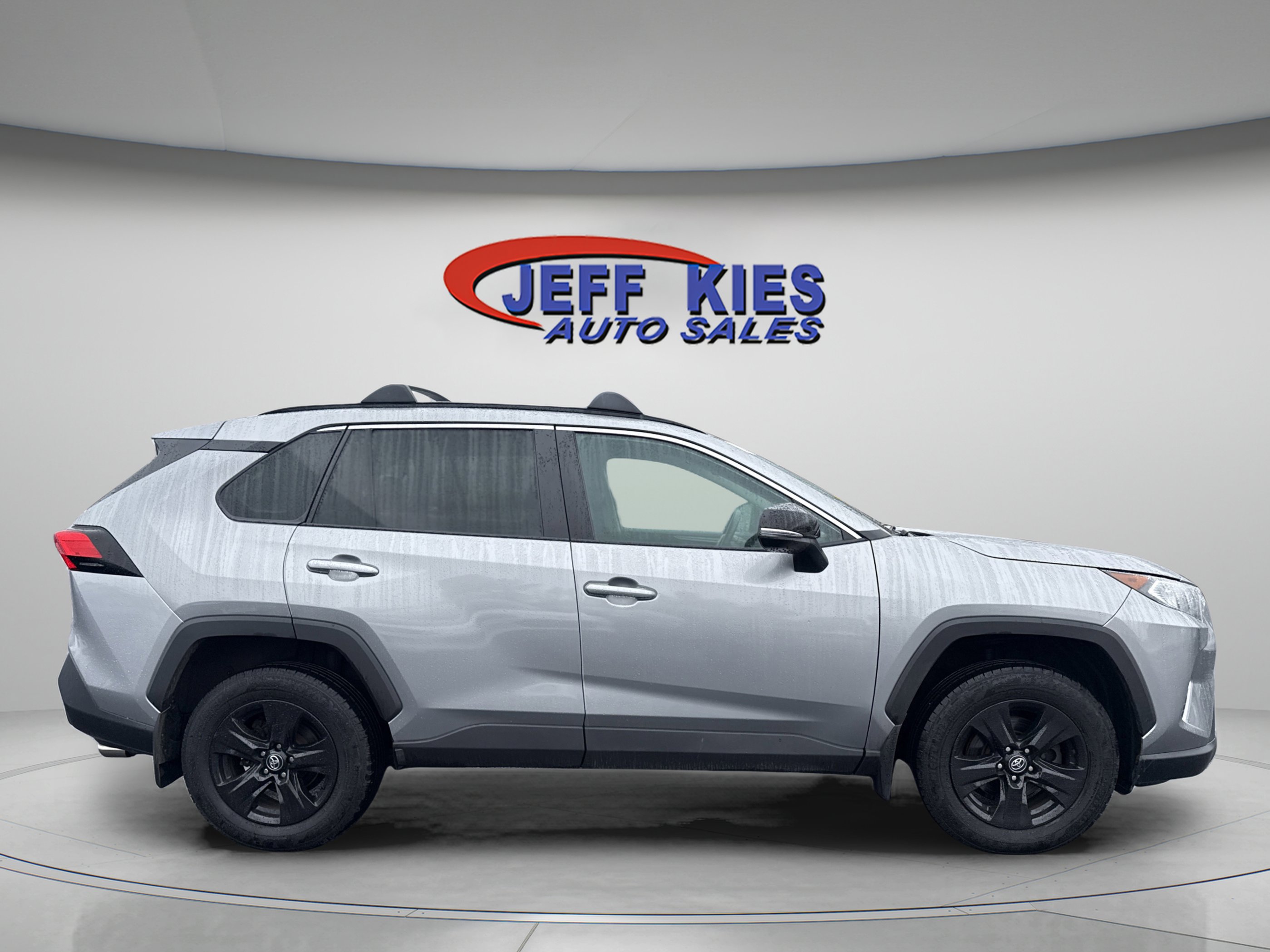 Used 2020 Toyota RAV4 XLE w/ Convenience Package image 4