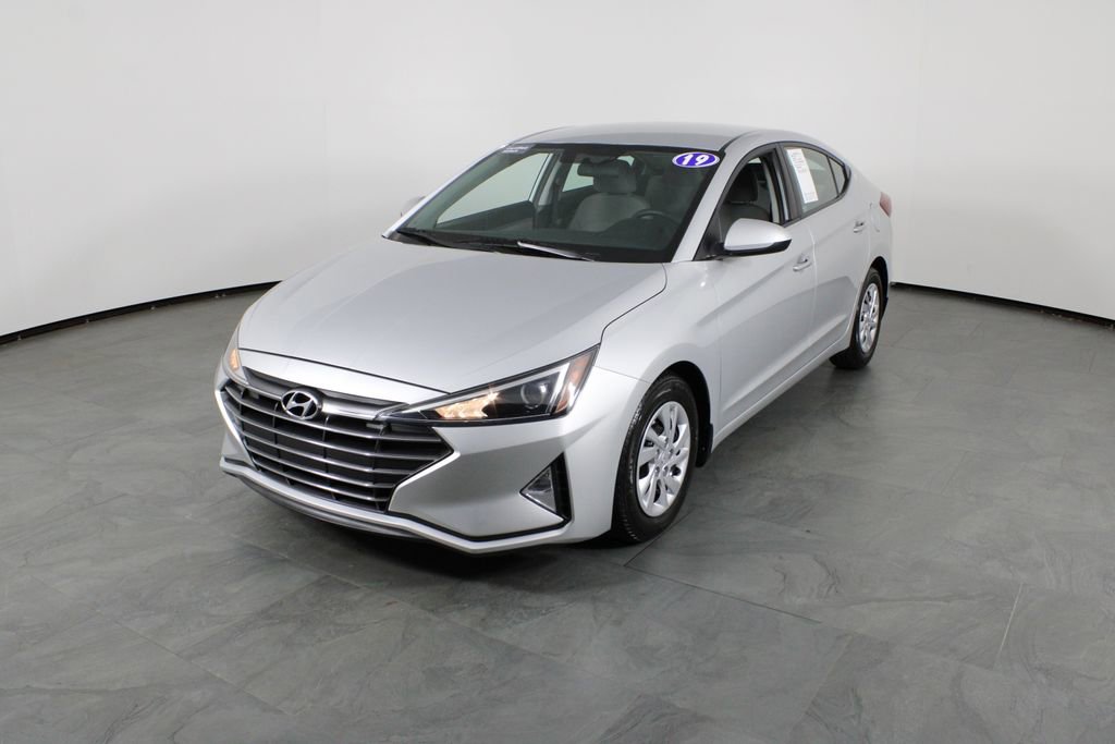 Used 2019 Hyundai Elantra SE image 2