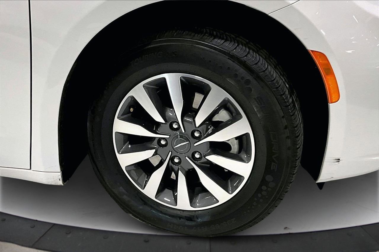 Certified 2024 Chrysler Pacifica Select image 35