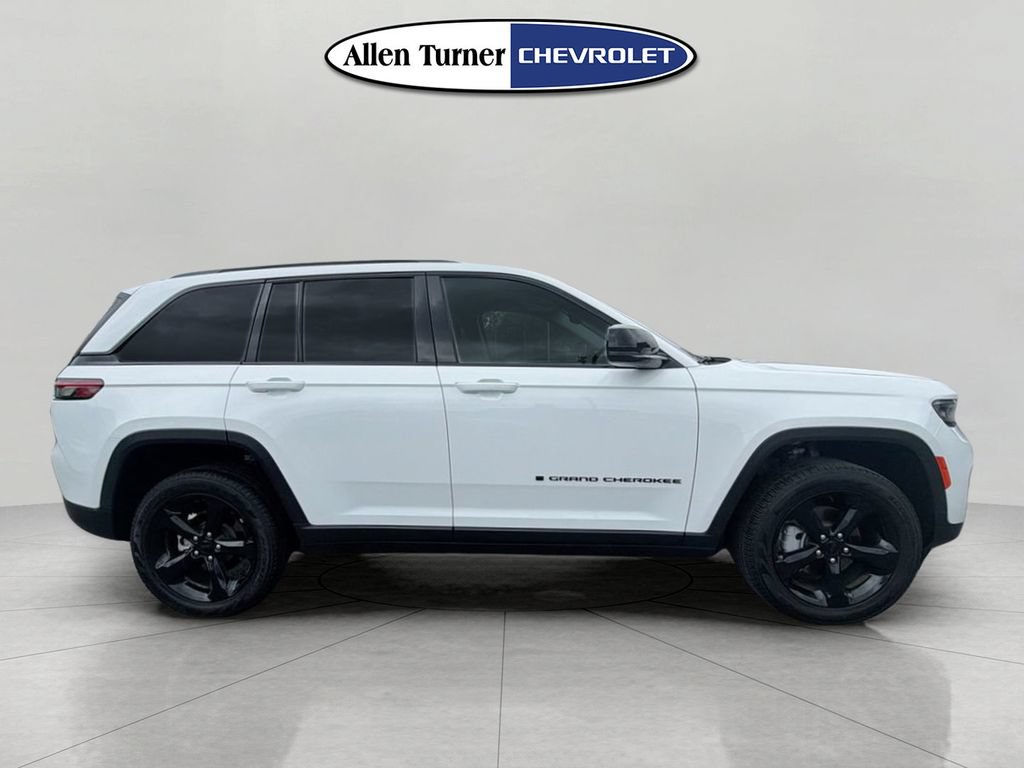 Used 2023 Jeep Grand Cherokee Limited w/ Black Appearance Package AWD/4WD image 3